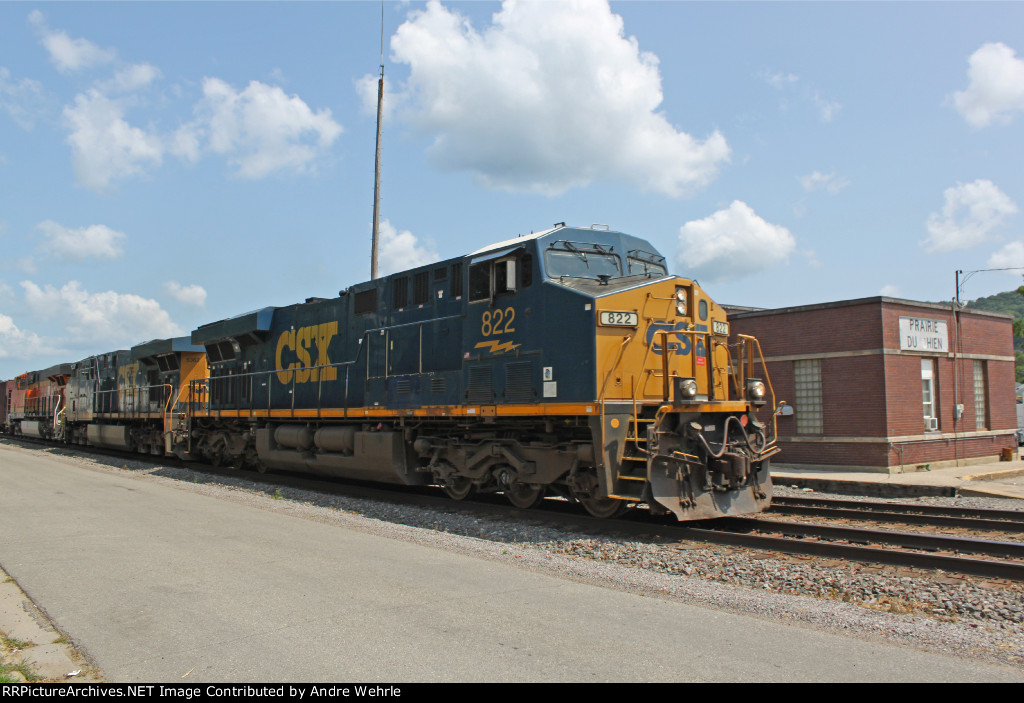 CSXT 822 eastbound by the old CB&Q depot